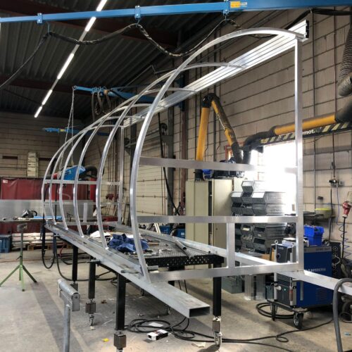 Dugout voetbal model 150 82 Een kijkje in de productiehal. Du-outs lengte 5 meter